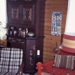 Skåpet köptes in på en antikaffär på Folkungagatan. Dock är årtalet hundra år fel dvs det skall vara 1873